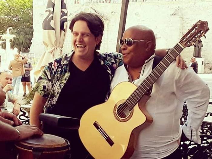 Mauricio Figueiral, junto al cantante Waldo Mendoza, en Sesiones vagabundas. 
Foto tomada de Facebook