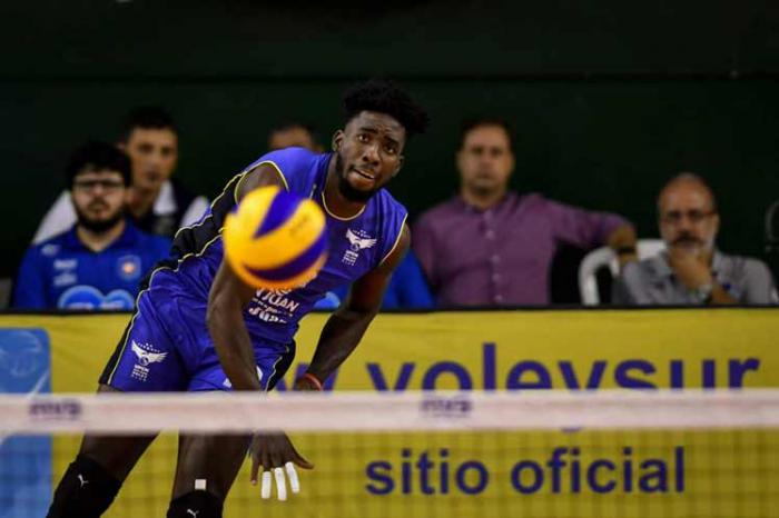 El atacador auxiliar Miguel Ángel López será clave en el futuro de la selección cubana de voleibol. FOTO: PL
