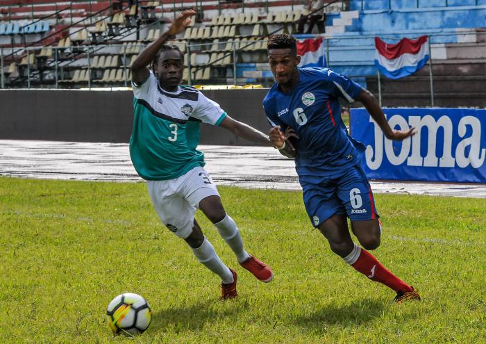 Yosel Piedra (defensa numero 6), durante el partido Preliminar Clasificatorio de futbol masculino entre los equipos de Cuba y Turcas y Caicos, en el estadio Pedro Marrero, Playa