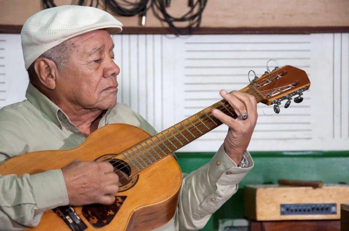 Alejandro  Almenares, uno de los grandes  trovadores cubanos. foto tomada de internet