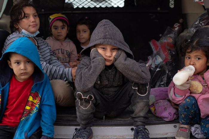 Niños migrantes en un vehículo de la Patrulla Fronteriza de EEUU. 