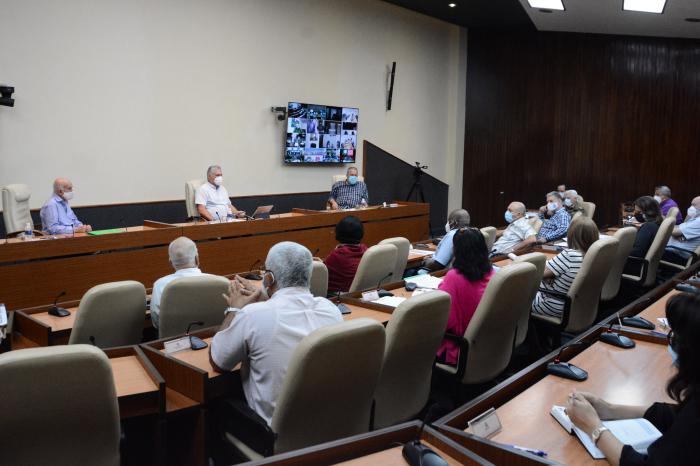 Ante el actual rebrote de la enfermedad, la dirección del país y las autoridades sanitarias han insistido en el aislamiento de todos los contactos de los pacientes diagnosticados, los contactos de estos, así como de las personas consideradas sospechosas de portar la covid-19. foto: estudios revolución