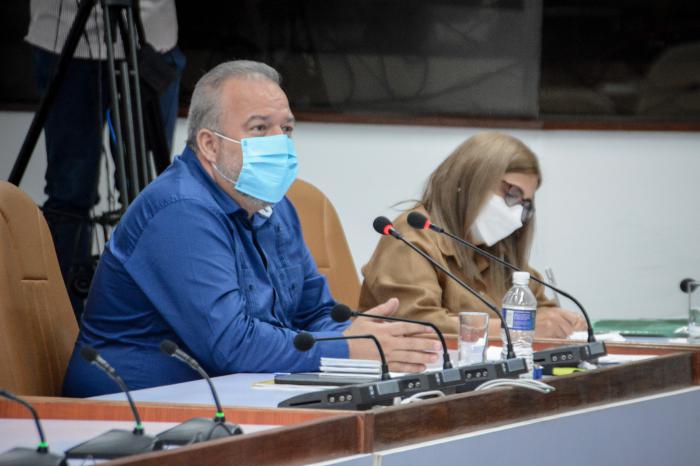 El primer ministro Manuel Marrero Cruz llamó a continuar perfeccionando el trabajo del Ministerio de Finanzas y Precios, y dijo que no basta con un ministerio fuerte, sino también que el sistema de Finanzas y Precios se fortalezca en los territorios, en las provincias, y principalmente en los municipios. 
Foto: Estudios Revolución