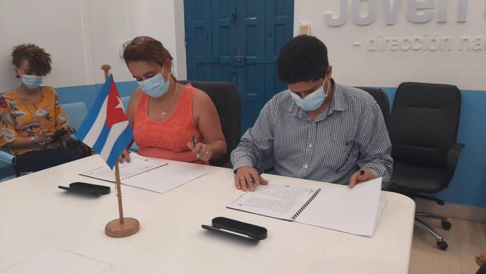 El convenio fue firmado por Ailyn Febles Estrada, presidenta de la UIC y por Pablo Julio Pla Feria, director general de Joven Club