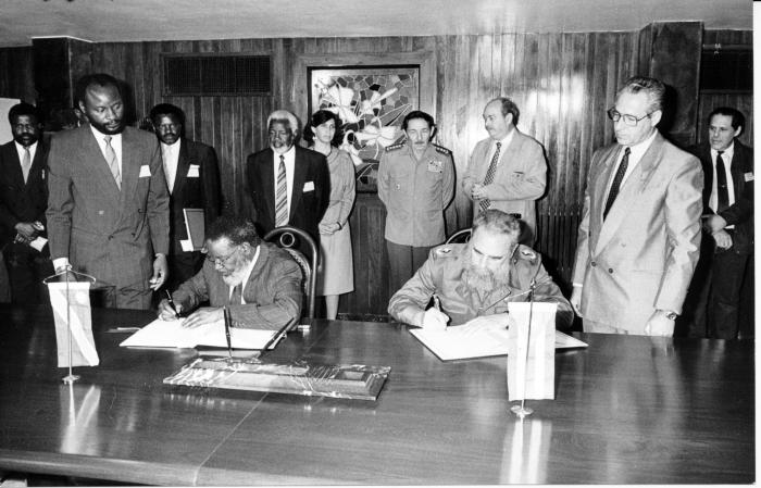 Fidel Castro y San Nujoma en la firma del protocolo entre Cuba y Namibia. 
foto: Orlando Cardona