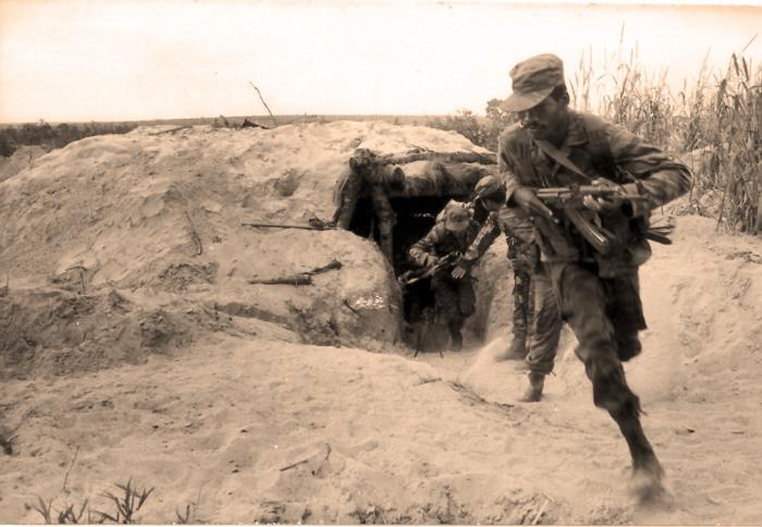 Cubanos en la Guerra de Angola con los Sudafricanos. (Cuito Cuanavale)
Foto: L. Gil. (Revista Verde Olivo)

Ango0002