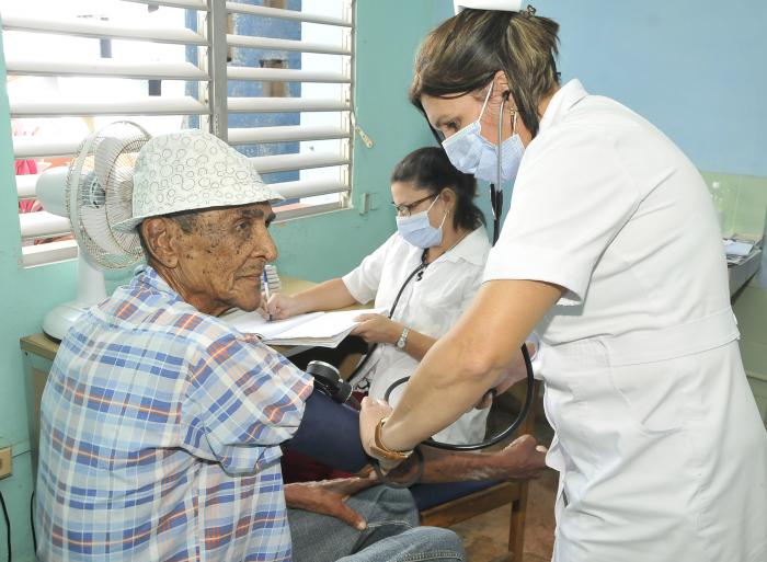 La mayoría de los pacientes graves, críticos y fallecidos en el país conrresponden al grupo etario de 60 años y más.