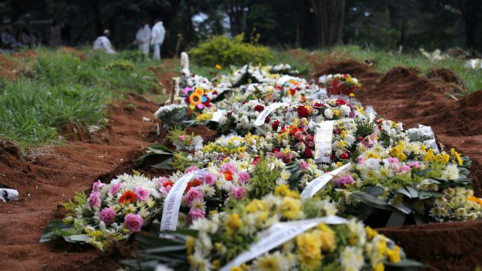 Tumbas en el cementerio de Vila Formosa en Sao Paulo, Brasil