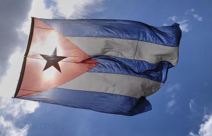 Bandera cubana a contraluz, Rpto. Naroca, Boyeros