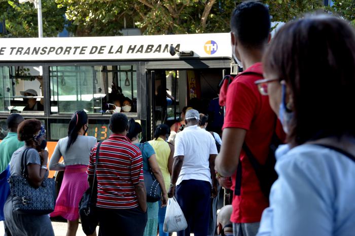 Calle 23 entre P e Infanta, La Habana. Transporte urbano.