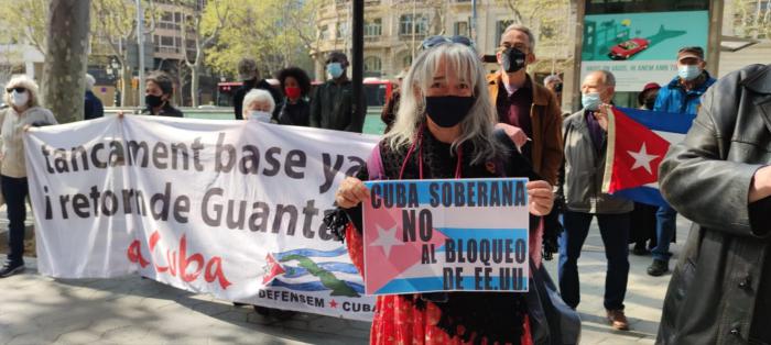 Cubanos residentes y amigos del Movimiento de solidaridad con Cuba condenan el bloqueo en Barcelona.