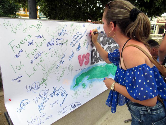 La voluntad de no perder la soberanía fue ratificada mediante firmas. Jóvenes de 20 países expresaron durante la realización de la Fiesta de los Abrazos que se realiza en cada edición de las Romerías de Mayo, un No al bloqueo económico