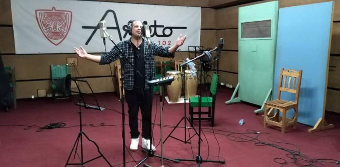 Arnaldo durante la grabación de Siembra en los Estudios Areito de la Egrem.