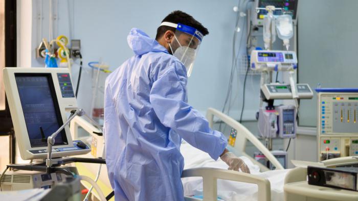 Los síntomas prolongados más graves tienden a presentarse en mujeres blancas de aproximadamente entre 40 y 60 años.