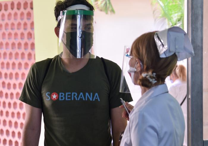 Vacunatorio, en el Policlínico Docente Vedado, Unidad de Ensayo Clínico Fase III (Soberana 02), en Calle 15 y 18