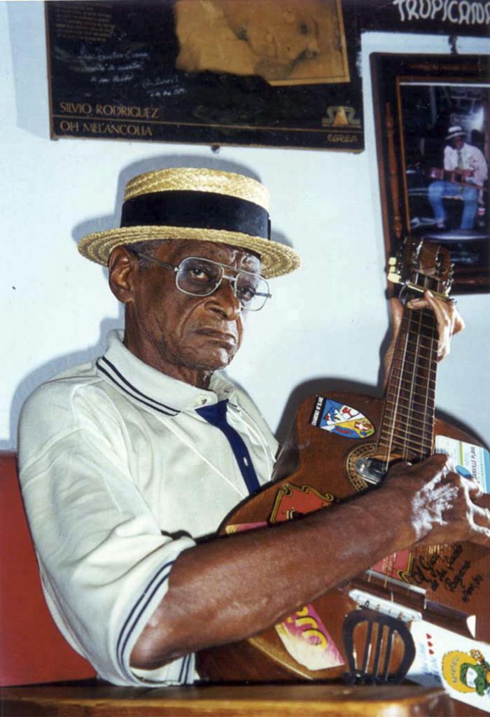 Faustino Oramas (El Guayabero)
(faustino)
Publicada: 18/01/2001
Faus0001