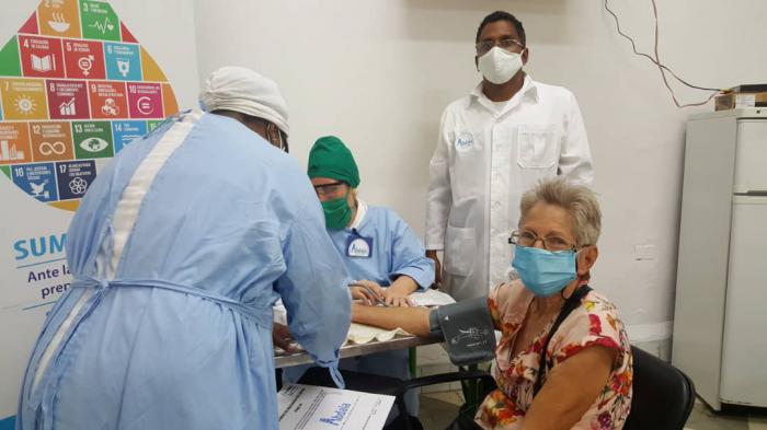 Es sumamente riguroso el chequeo de los signos vitales de las personas que voluntariamente accedieron a acogerse al ensayo clínico de uno de los candidatos vacunales cubanos.