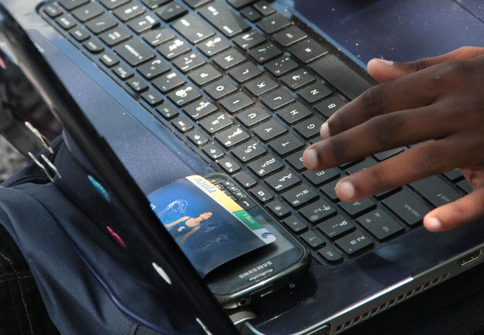 Zonas wifi de la Habana. Paseo de la Villa Panamericana. Tarjeta Nauta. teclado