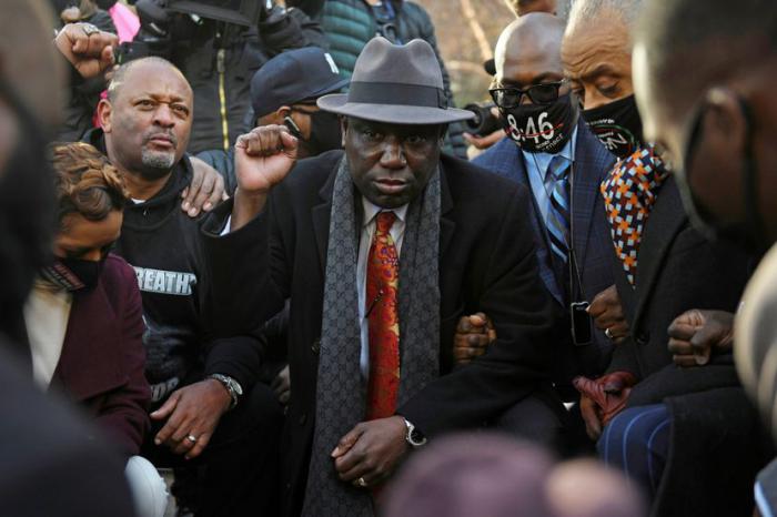 El abogado de la familia Floyd, Ben Crump, se arrodilló durante 8 minutos y 46 segundos, durante el primer día del juicio del ex policía Derek Chauvin en Minneapolis EE. UU.NICHOLAS PFOSI / Reuters