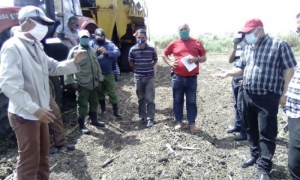 En diálogo con trabajadores agrícolas del central «Héctor Rodríguez», Tapia Fons