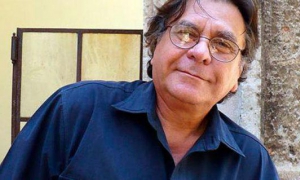 Ureta realizó estudios de Periodismo, Especialización Cinematográfica y Actuació