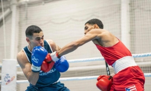Bryan Pérez (de rojo), de los 69 kg, avanzó a los cuartos de final del torneo, y