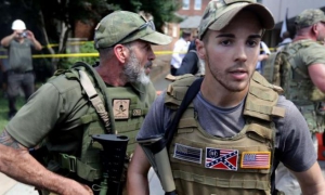 Los grupos de «odio organizado» en Estados Unidos se visten con uniformes de com