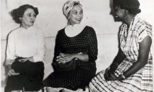 Haydée Santamaría (izquierda) y Melba Hernández (centro)