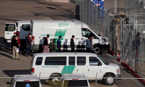 Migrantes custodiados por la Patrulla Fronteriza en El Paso, Texas, EE.UU., 15 d