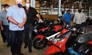 el Presidente cubano constató la fabricación de triciclos y bicicletas