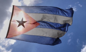 Bandera cubana a contraluz