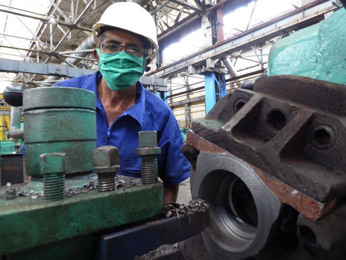 La industria nacional tiene el reto de identificar todo lo que se pueda producir en Cuba, mientras sustituye importaciones, genera ideas e innova. 