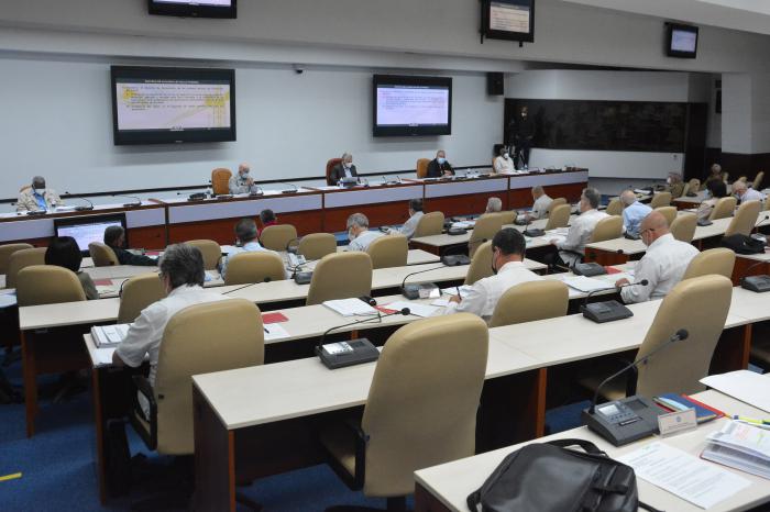 En la reunión del Consejo de Ministros correspondiente al mes de marzo se hizo especial énfasis en seguir buscando iniciativas para ahorrar más y encontrar soluciones a los problemas que el país enfrenta. 
foto: Estudios Revolución