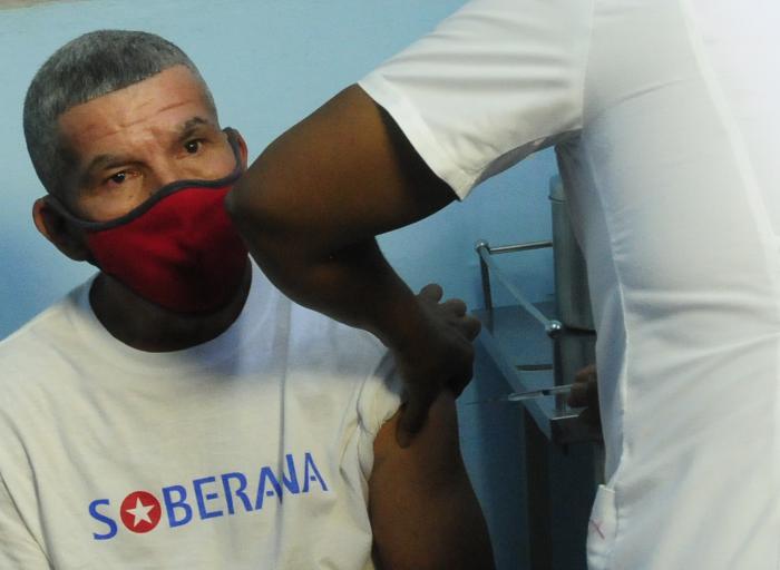 Vacunación de Fidel Saborí Cardero, el sujeto numero 44010 de la primera  face de Soberana-02 en La Habana, desarrollado en el Centro de Rehabilitación del policlínico Raúl Gómez García, ubicado en Coco, e/ Rabí y Ave. 10 de Octubre, 10 de Octubre.