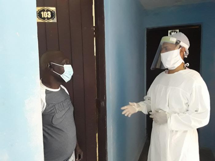 Habitación por habitación, el doctor Víctor Ediosmar y su equipo dan seguimiento al estado de salud de los viajeros hospedados en el hotel Río Piedra.