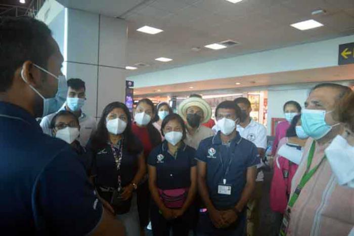 Jóvenes panameños que viajaron a Cuba para estudiar la carrera de medicina.