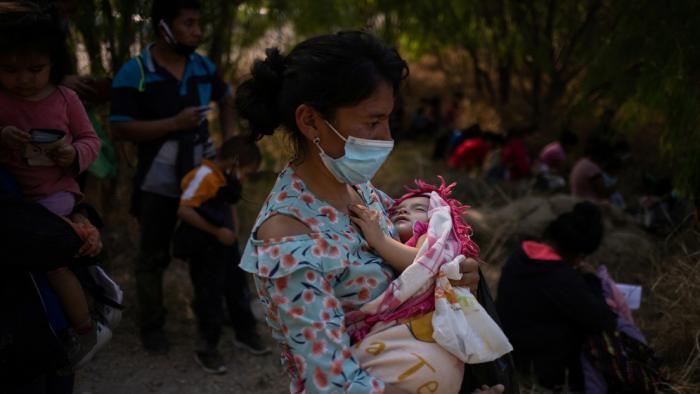 Madres buscan soluciones migratorias ante la situación paupérrima de sus países