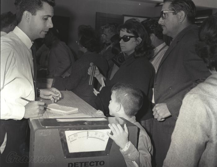 Primera salida de cubanos hacia Miami, Estados Unidos, via Varadero. Vuelos de la Pan American Arlines.
Sobre de Negativos 1-12-65
Inmi1225