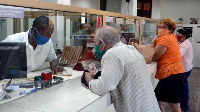 Jubilado en el Banco Prevencion Covid-19, Coronavirus, nasobuco