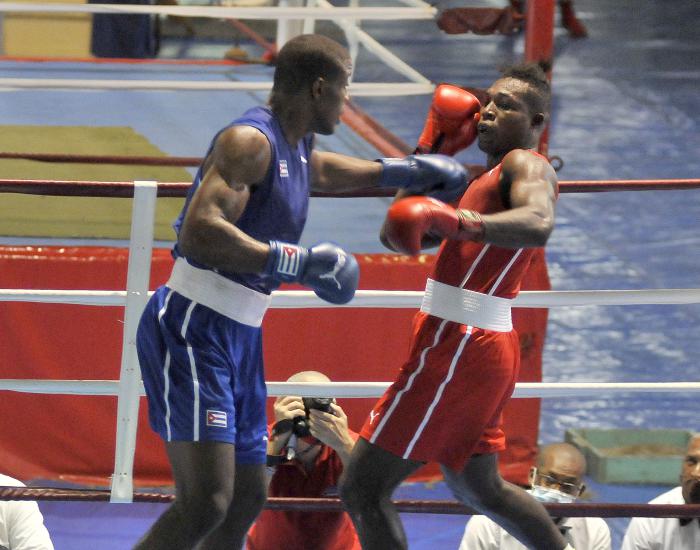 Proteccion contra el coronavirus,Tope de Boxeo Todo contra Todo,  combate entre Julio Cesar la Cruz de CMG de color rojo y Fernando Arzola López de SCU  de color azul.