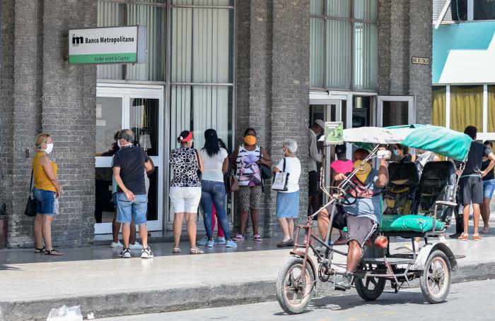 Entrada del Banco Metropilitano de Galeano y San Martín