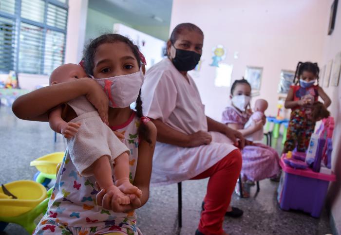 Frente a la COVID-19, los círculos infantiles no han dejado de funcionar para apoyar a las madres y padres trabajadores que se desempeñan en la economía, la ciencia, la salud, la defensa, los servicios y la producción.