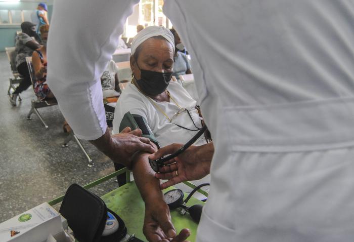 Estudio de intervención controlado de Soberana 02 al personal del Hospital de ginecobstetricia América Áreas. Lugar donde además del consentimiento, se les toma la presión arterial, la temperatura, los signos vitales a los trabajadores que serán vacunados.