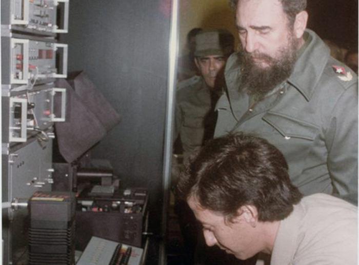 Fidel indaga sobre el Sistema Ultramicroanalítico (SUMA), tecnología cubana para el diagnóstico de varias enfermedades.