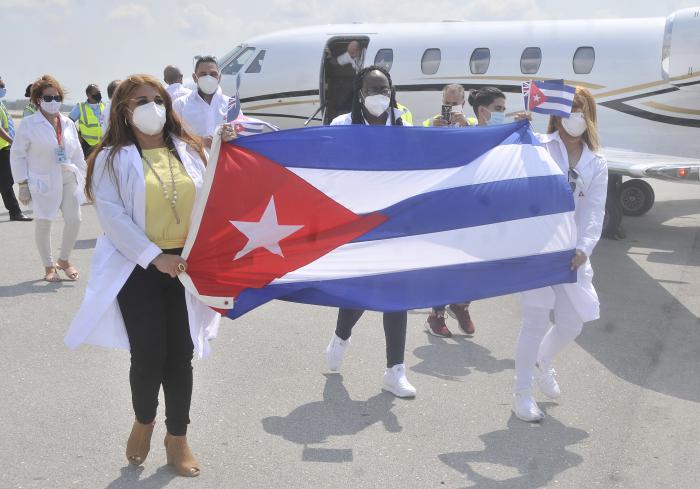 Proteccion contra el coronavirus,llegada a la patria de la Brigada Henry Reeve que colaboro en la Isla Anguila .