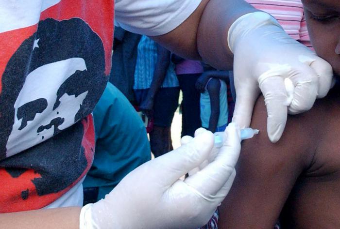 Vacunación contra el tétano a la población haitiana en un campamento de refugiados montado en los terrenos del estadio de futbol de Pueto Principe con la ayuda cubana y de la organización Panamericana de la Salud.