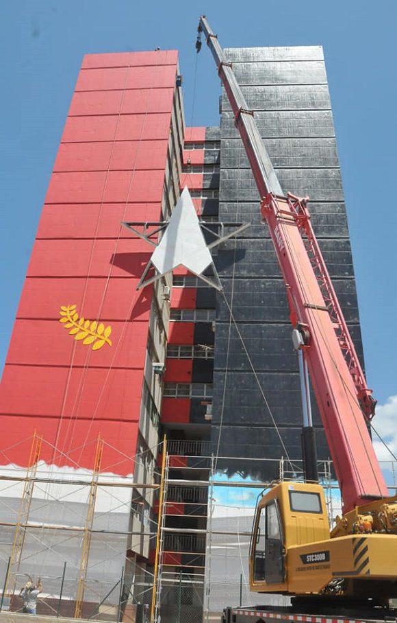 El diseño consiste en pintar uno de los laterales del Trece Plantas a la mitad de rojo y negro -los colores de la bandera del 26 de julio-, y será lo primero que note un observador lejano. Foto tomada del Perfil de Facebook del Periódico Girón.