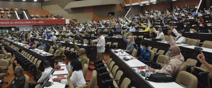 La Conceptualización actualizada ratifica que la sociedad cubana se encuentra en el período histórico de construcción del socialismo, así como los principios en que se sustenta el ideal de sociedad socialista, forjado durante el proceso revolucionario en función de materializar la Visión de la Nación, Soberana, Independiente, Socialista, Democrática, Próspera y Sostenible