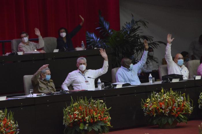El compañero Raúl subraya la importancia que reviste el principio de que la propiedad de todo el pueblo sobre los medios fundamentales de producción constituye la base del poder real de los trabajadores y  por tanto, el sistema empresarial estatal está llamado a demostrar en la práctica y afianzar que es y será la forma de gestión dominante en la economía