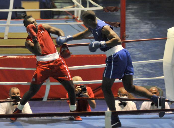 Proteccion contra el coronavirus,Tope de Boxeo Todo contra Todo,  combate entre Julio Cesar la Cruz de CMG de color rojo y Fernando Arzola López de SCU  de color azul.
